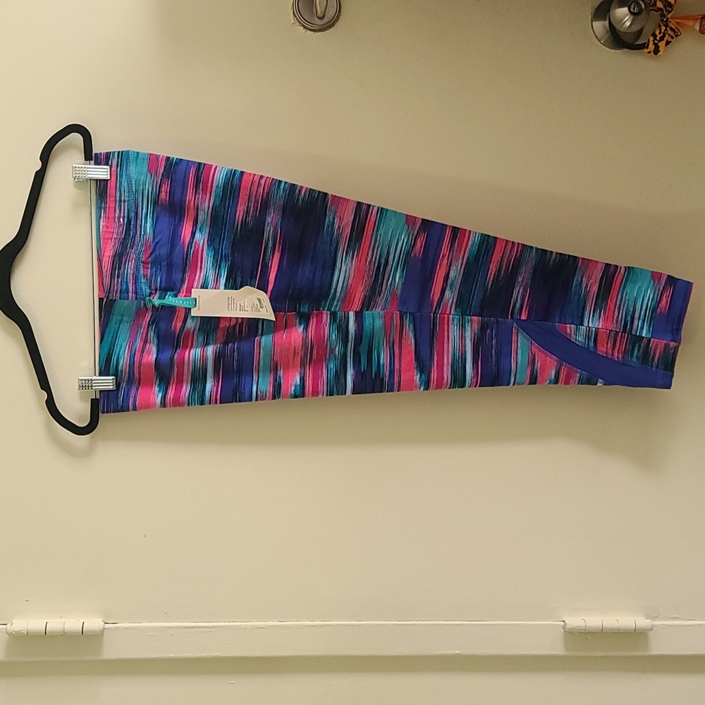 Lane Bryant Livi signature stretch multi colored active Capri size 18/20